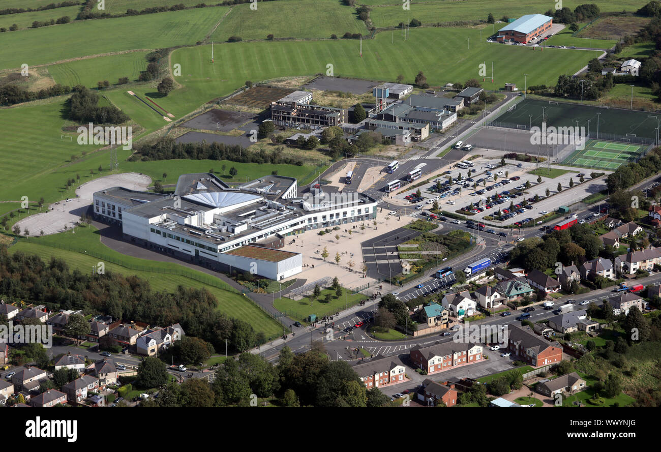 Vista aerea di Tong Leadership Academy, una scuola secondaria a Bradford, West Yorkshire, Regno Unito Foto Stock