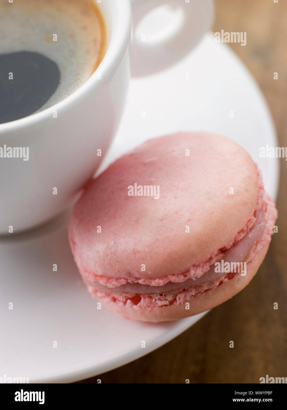 Amaretto di lamponi con una tazza di caffè espresso Foto Stock