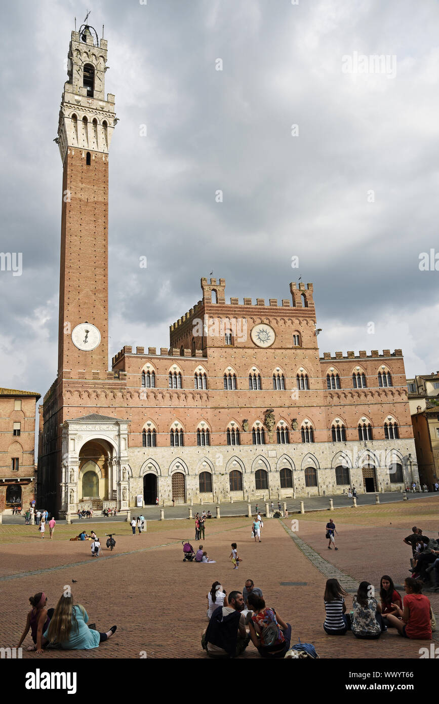 Torre del Mangia tower, municipio, Piazza del Campo square, Siena, Toscana, Italia, Europa Foto Stock