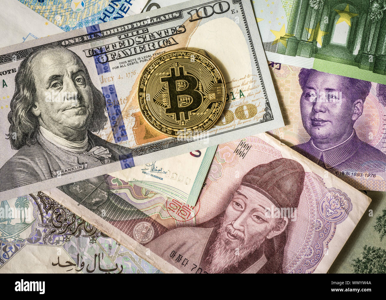 Golden bitcoin su multi valuta banconote dollaro, yuan, euro Foto Stock