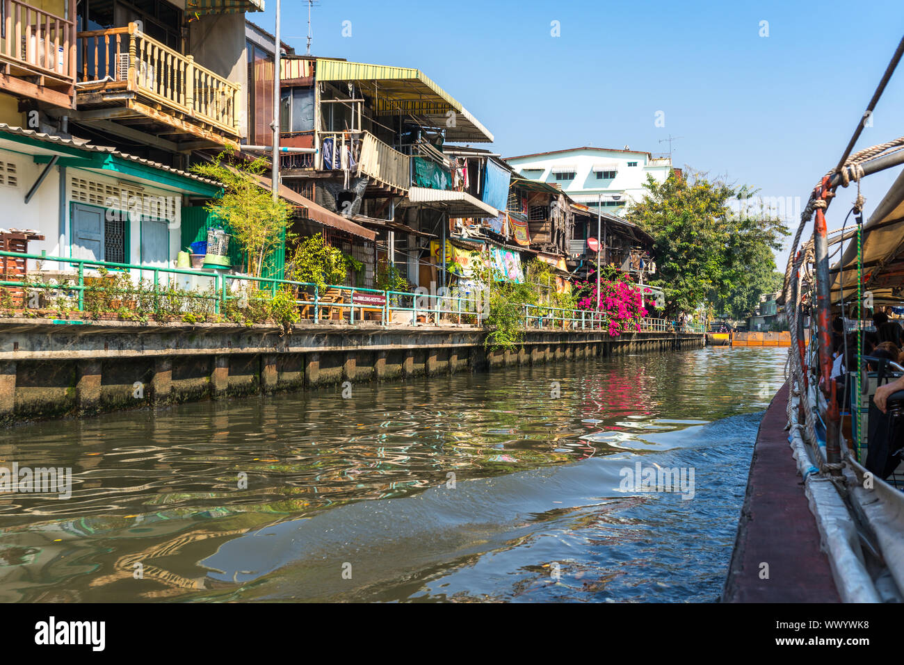 Uno dei principali canali di acqua a Bangkok, il Khlong Saen Saep Foto Stock