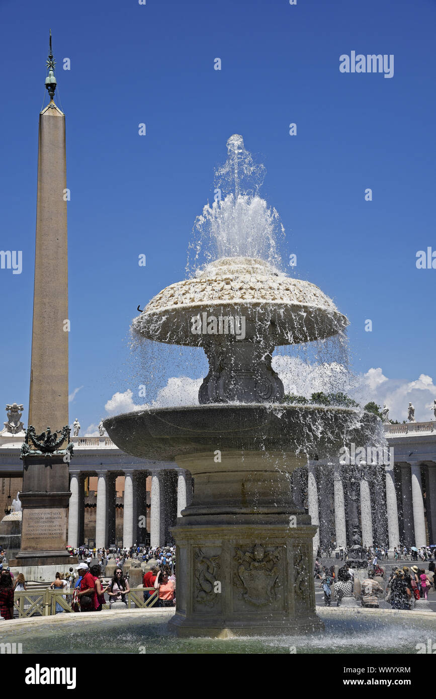 Fontana, Basilica di San Pietro e Piazza San Pietro, Roma, Italia, Europa Foto Stock