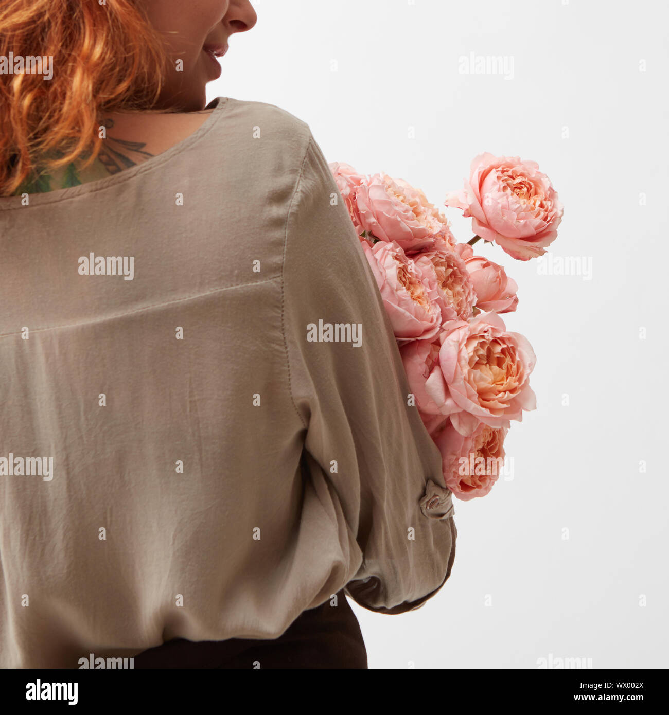 Fioraio al lavoro con rosa bouquet ranunkulus su sfondo bianco Foto Stock