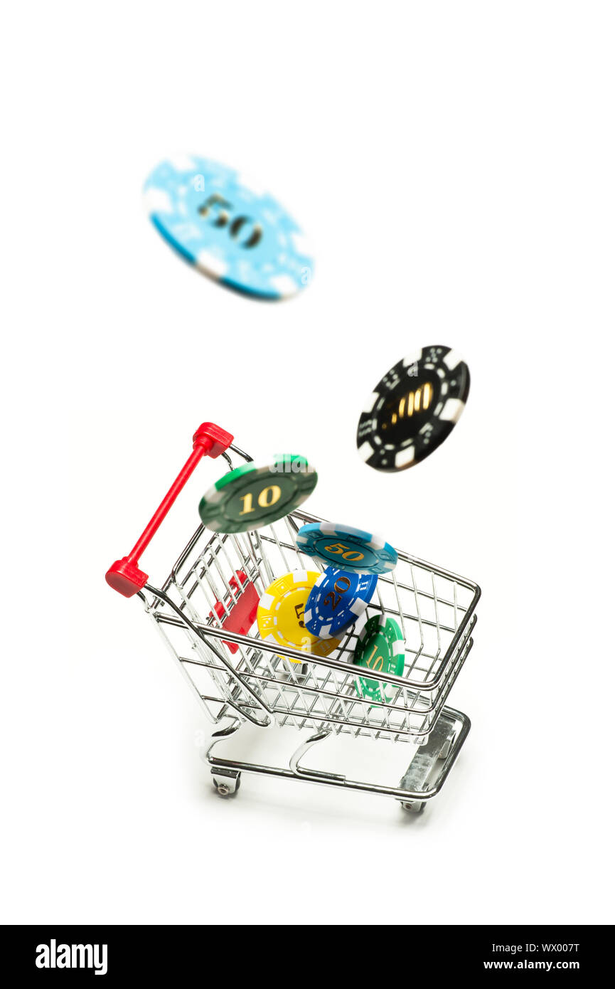 Carrello con chip casino volare in esso Foto Stock