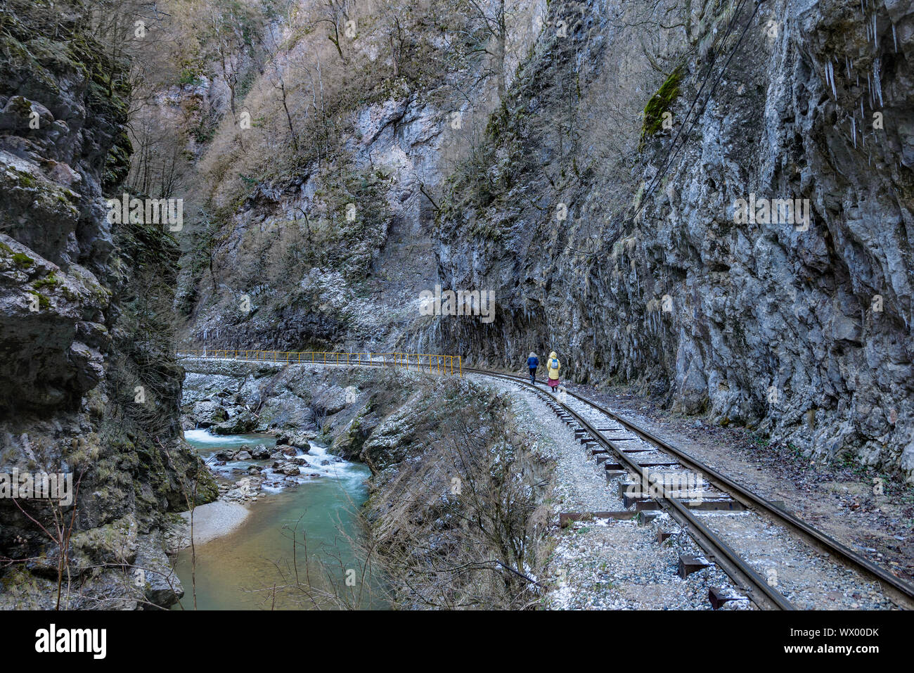 I turisti in una gola di montagna Foto Stock