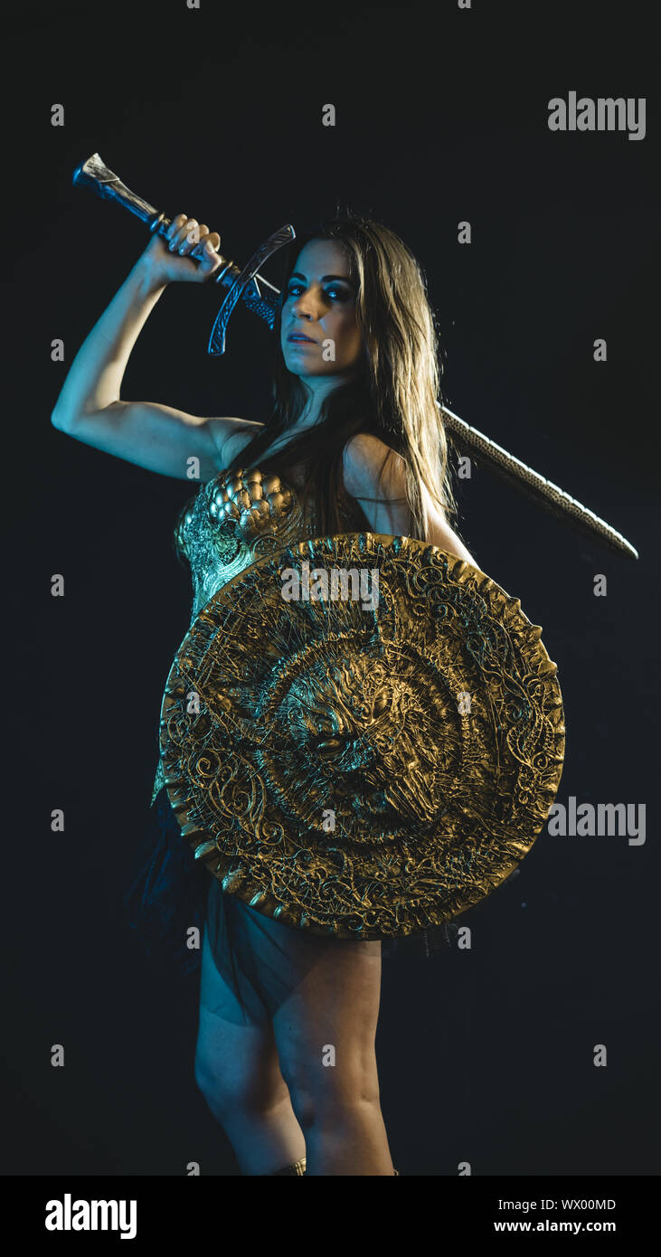 Valkyrie guerriero, donna con golden armor rivestire di ferro e grande guerriero spada Foto Stock