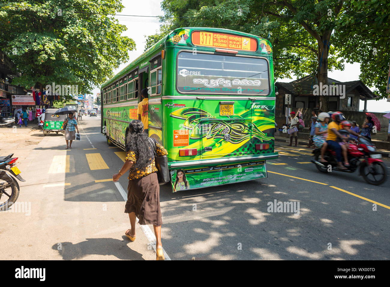 Il traffico sul bus su Mare Street, la strada alla passeggiata Galle, della provincia meridionale di Sri Lanka Foto Stock