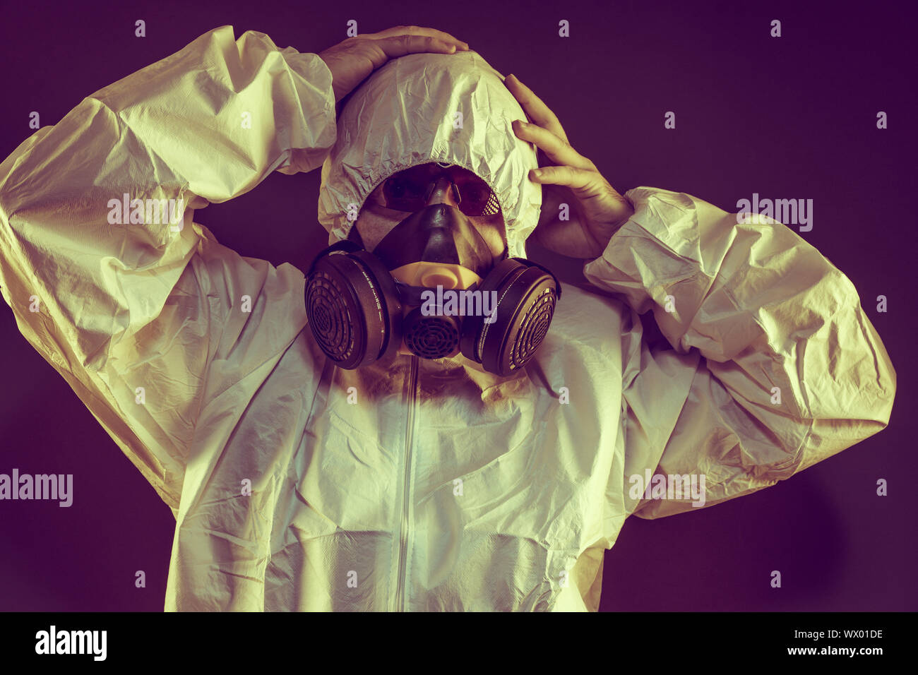 La sicurezza di infezione da virus del concetto. Uomo in tuta protettiva e maschera antigas con gli occhiali. Il virus Ebola, gas tossici, guerra biologica, in Foto Stock
