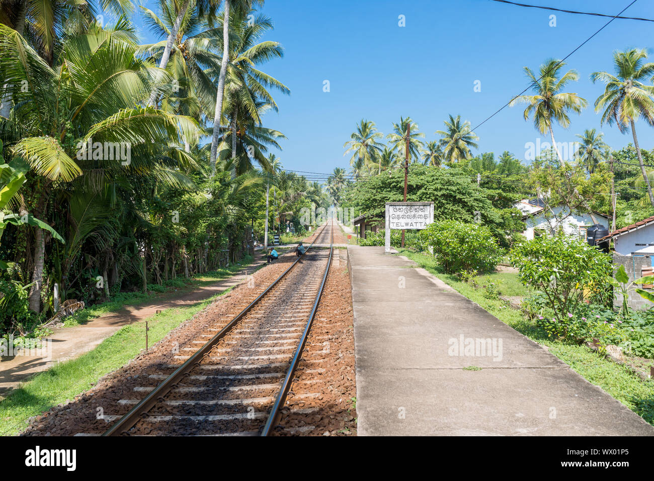 Rural stazione ferroviaria del sud della linea ferroviaria in Telwatta, Sri Lanka Foto Stock