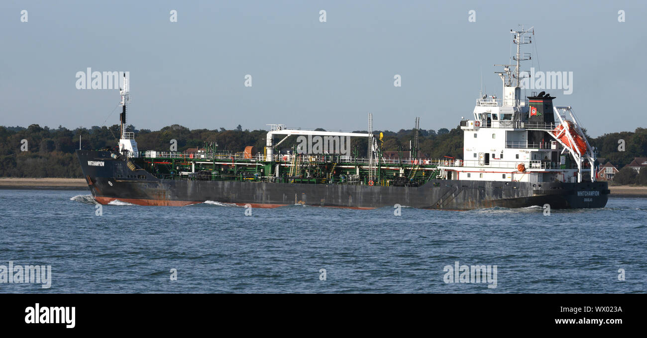 MV Whitchampion un olio prodotti tanker , Southampton acqua, Southampton, Hampshire, Inghilterra, Regno Unito Foto Stock