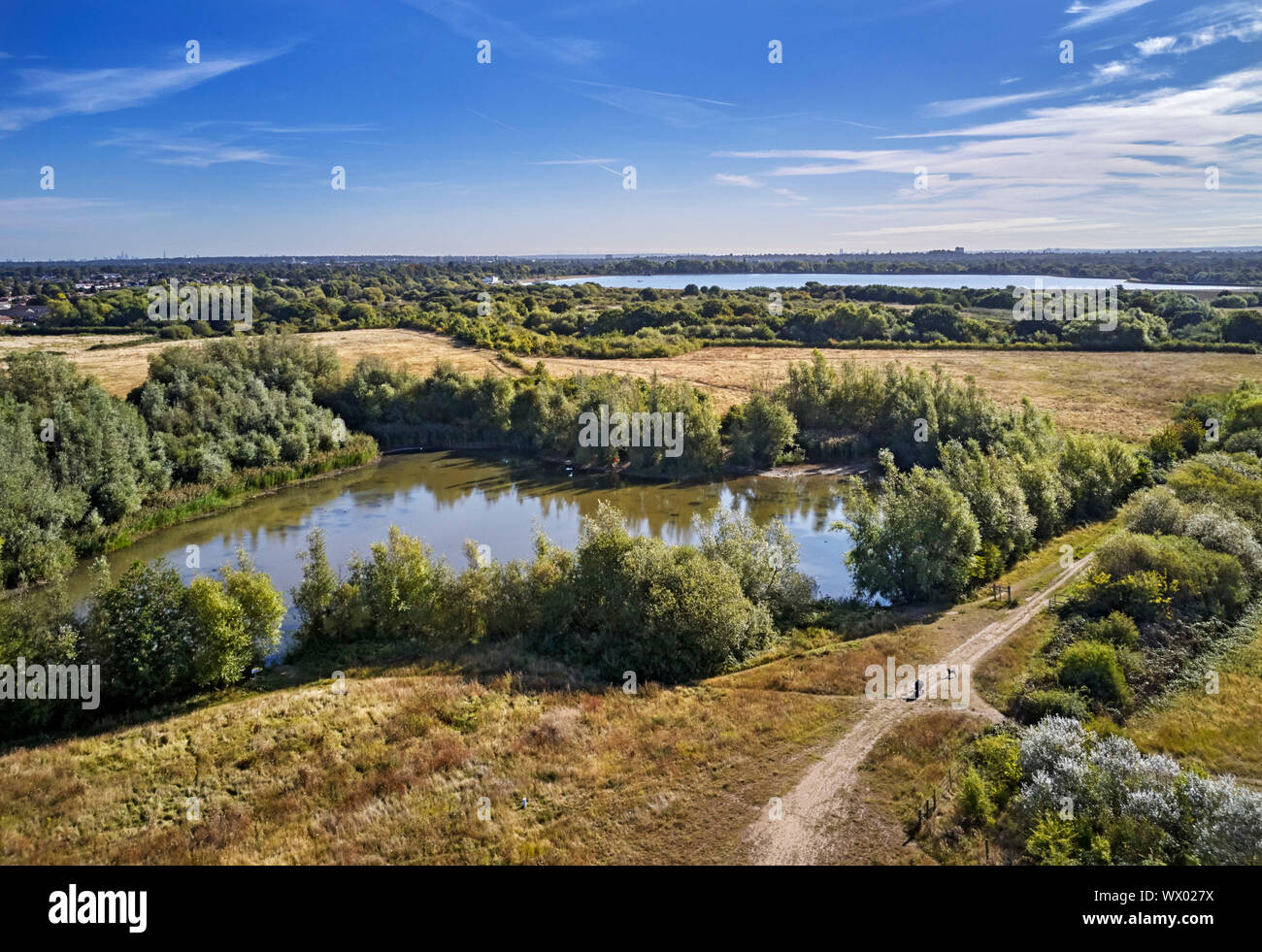 Il lago sul Molesey Heath Riserva Naturale con fienile isola il serbatoio al di là. West Molesey, Surrey, Regno Unito. Foto Stock