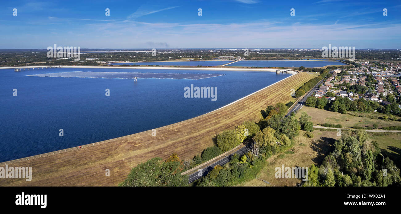 Il più grande d'Europa solare galleggiante farm - 23.000 pannelli fotovoltaici - sulla Queen Elizabeth II serbatoio. Al di là sono cavaliere e serbatoi Bessborough wit Foto Stock
