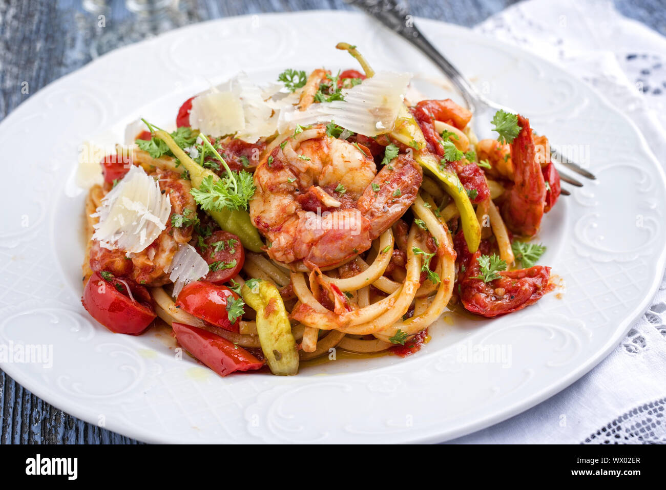 Italian linguine alla gamberetti con verdure e parmigiano come chiudere-op n una piastra Foto Stock