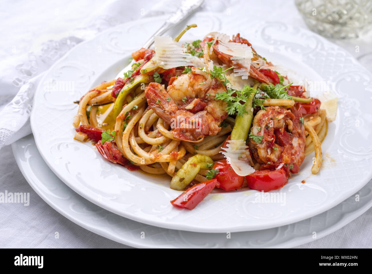 Italian linguine alla gamberetti con verdure e parmigiano come chiudere-op n una piastra Foto Stock