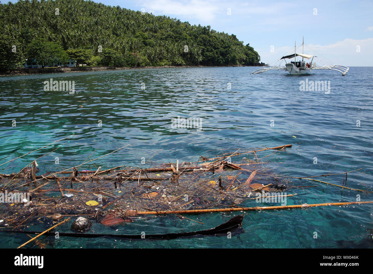 Flotsam raccoglie in una baia al largo della costa della isola Panaon Foto Stock