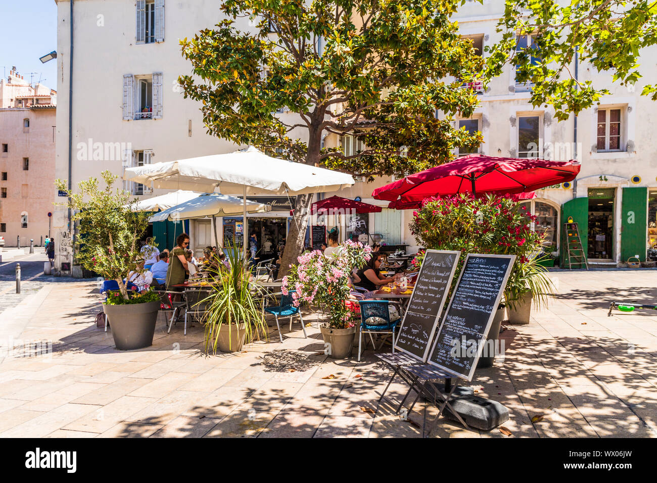 Cafe scene in Le Panier città vecchia, Marsiglia, Bouches du Rhone, Provenza, Provence Alpes Côte d'Azur, in Francia, in Europa Foto Stock