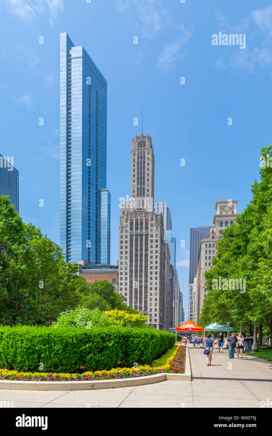 Vista dei grattacieli dal Millennium Park, centro di Chicago, Illinois, Stati Uniti d'America, America del Nord Foto Stock