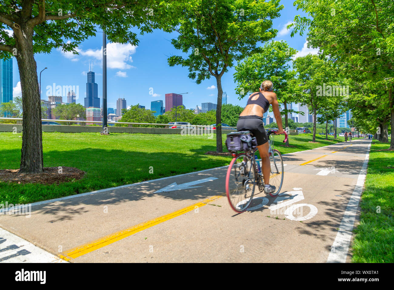 Vista sullo skyline di Chicago e il ciclista sulla South Lake Shore Drive, Chicago, Illinois, Stati Uniti d'America, America del Nord Foto Stock