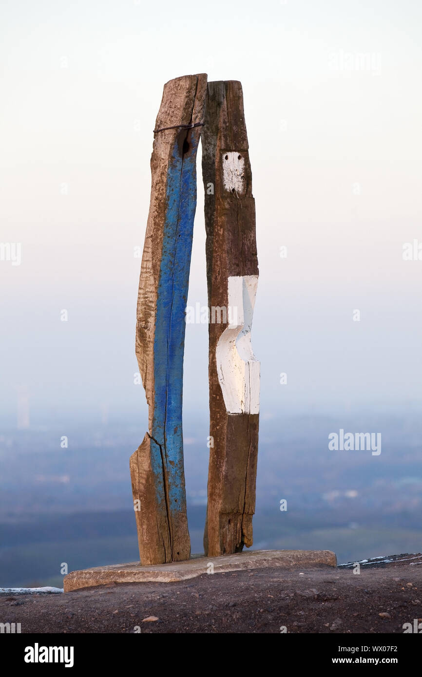 Installazione Totem sul picco del mucchio Haniel, Bottrop, la zona della Ruhr, Germania, Europa Foto Stock