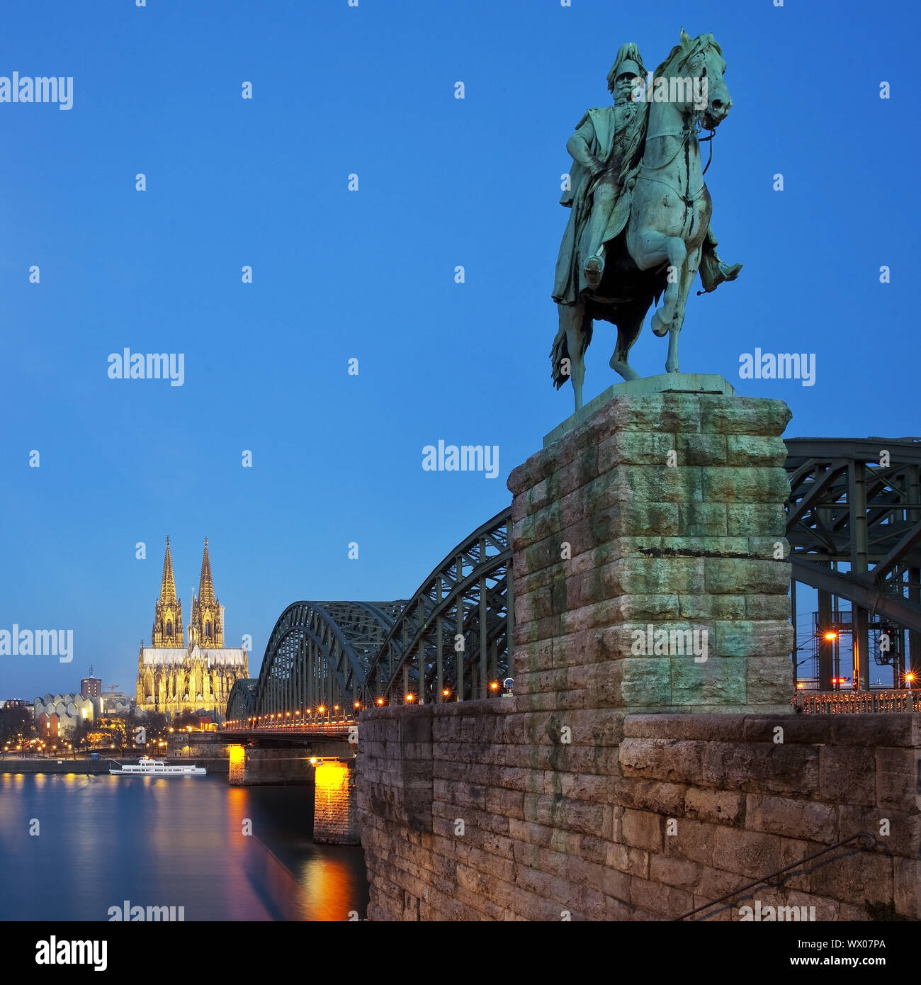 Statua equestre di Kaiser Wilhelm I e la Cattedrale di Colonia in serata a Colonia, Germania, Europa Foto Stock
