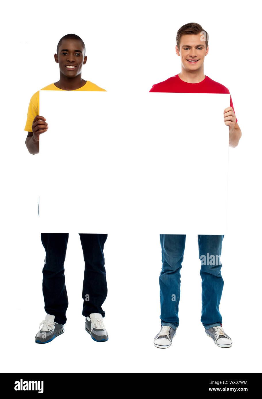 Alla moda di giovani ragazzi presentando blank banner isolate su sfondo bianco Foto Stock