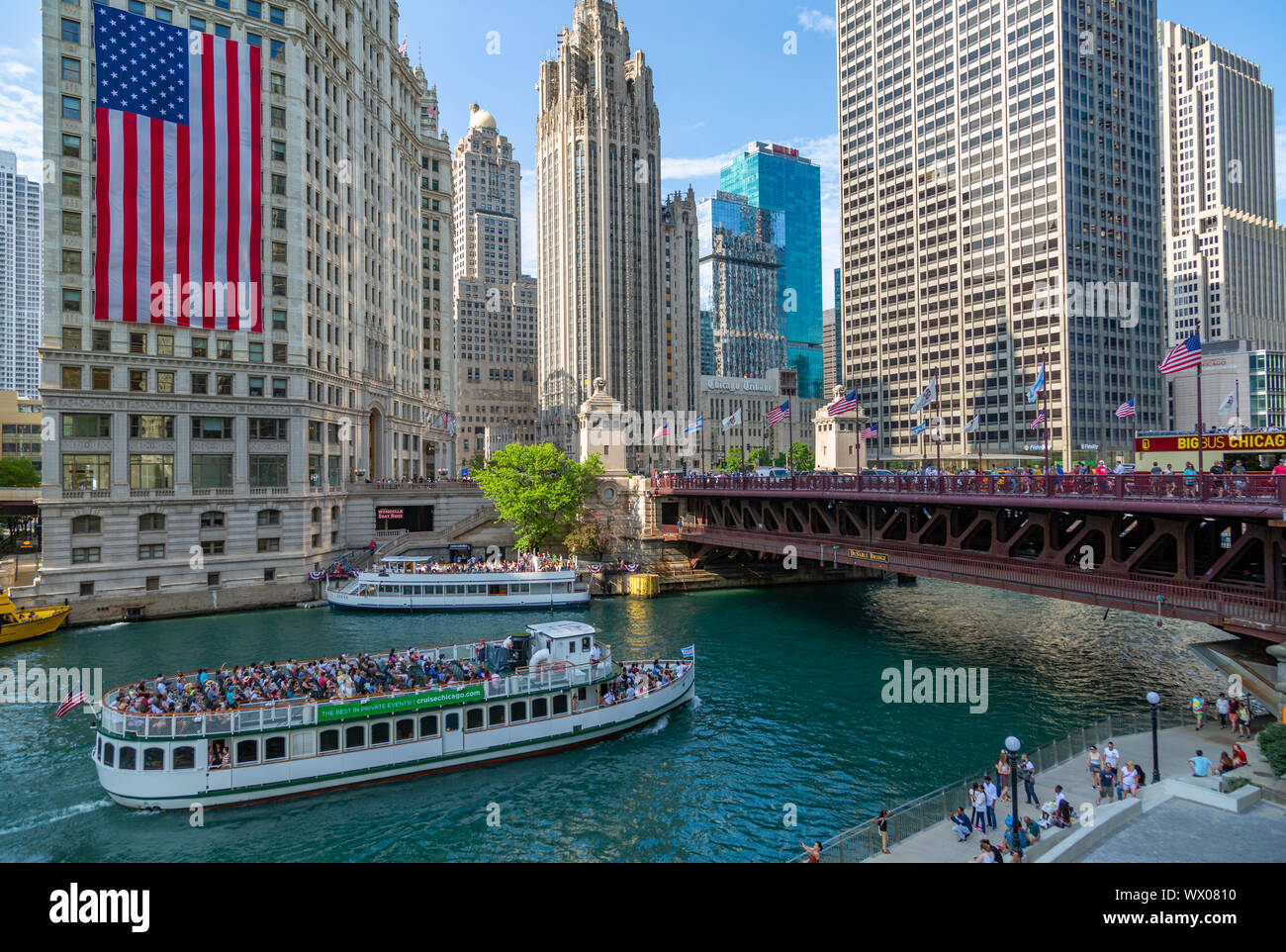 Vista della bandiera americana sul Wrigley Building e del fiume Chicago, Chicago, Illinois, Stati Uniti d'America, America del Nord Foto Stock