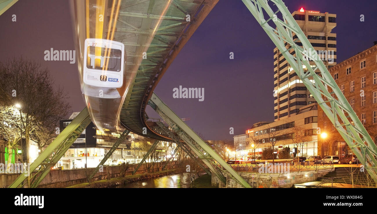 Stazione ferroviaria in sospensione in movimento sul fiume Wupper di notte, Wuppertal, Germania, Europa Foto Stock