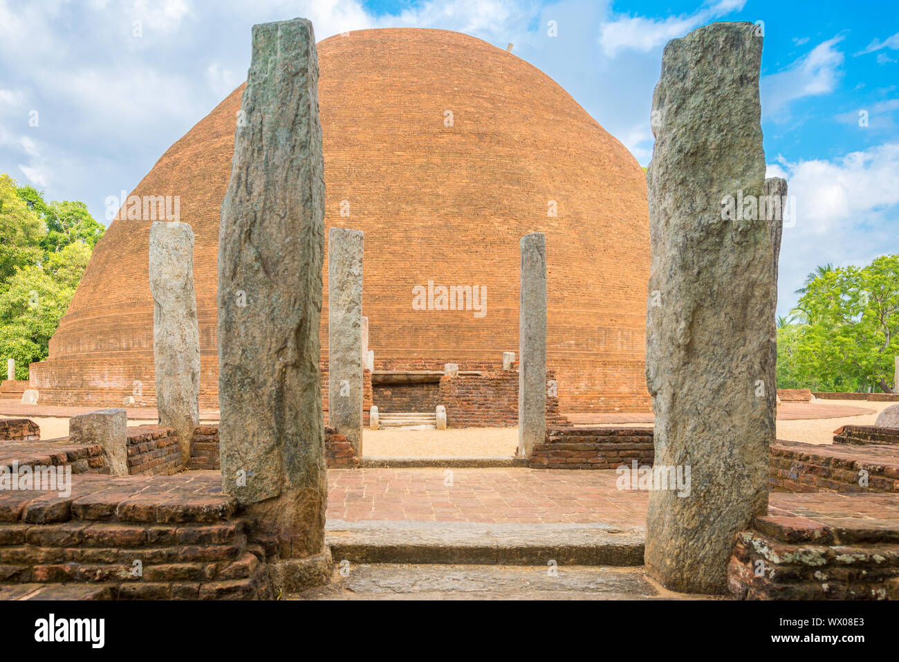 La storica Sandagiri Stupa in Tissamaharama nel sud dello Sri Lanka Foto Stock
