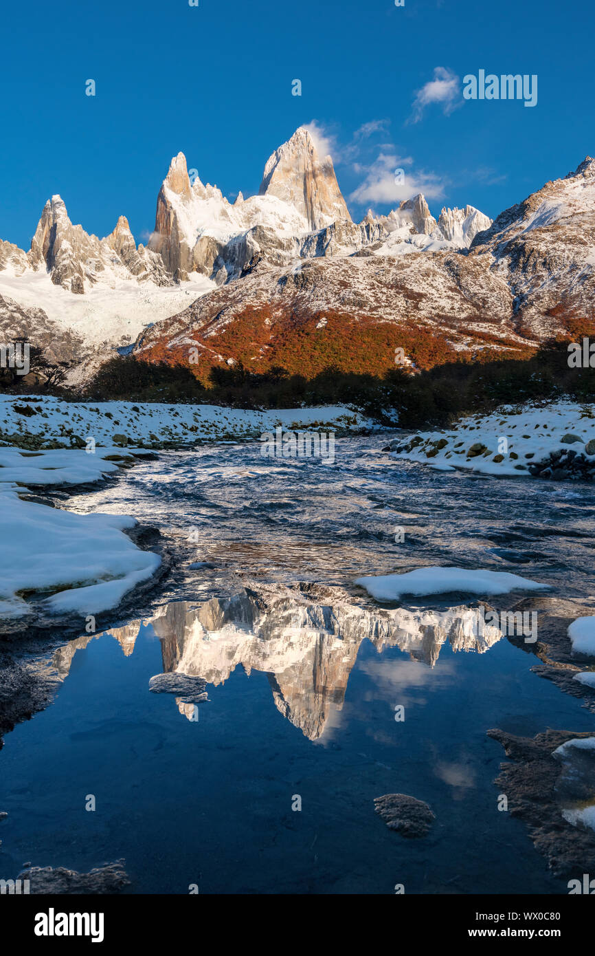 La gamma della montagna con Cerro Fitz Roy riflessa, parco nazionale Los Glaciares, UNESCO, El Chalten, Santa Cruz Provincia, Patagonia, Argentina Foto Stock