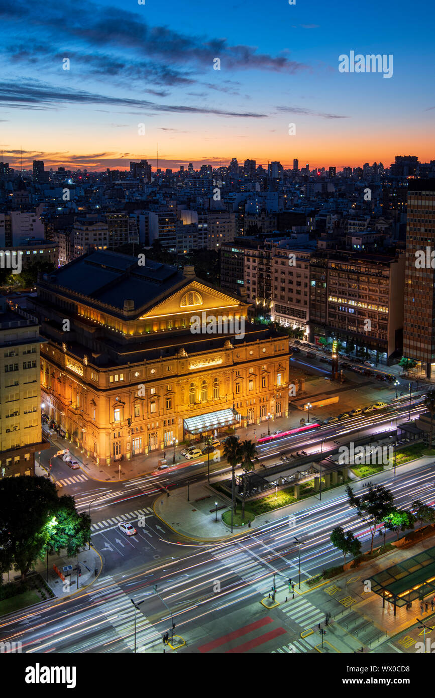 Il Teatro Colon di notte su 9 de Julio Avenue di notte, Buenos Aires, Argentina, Sud America Foto Stock