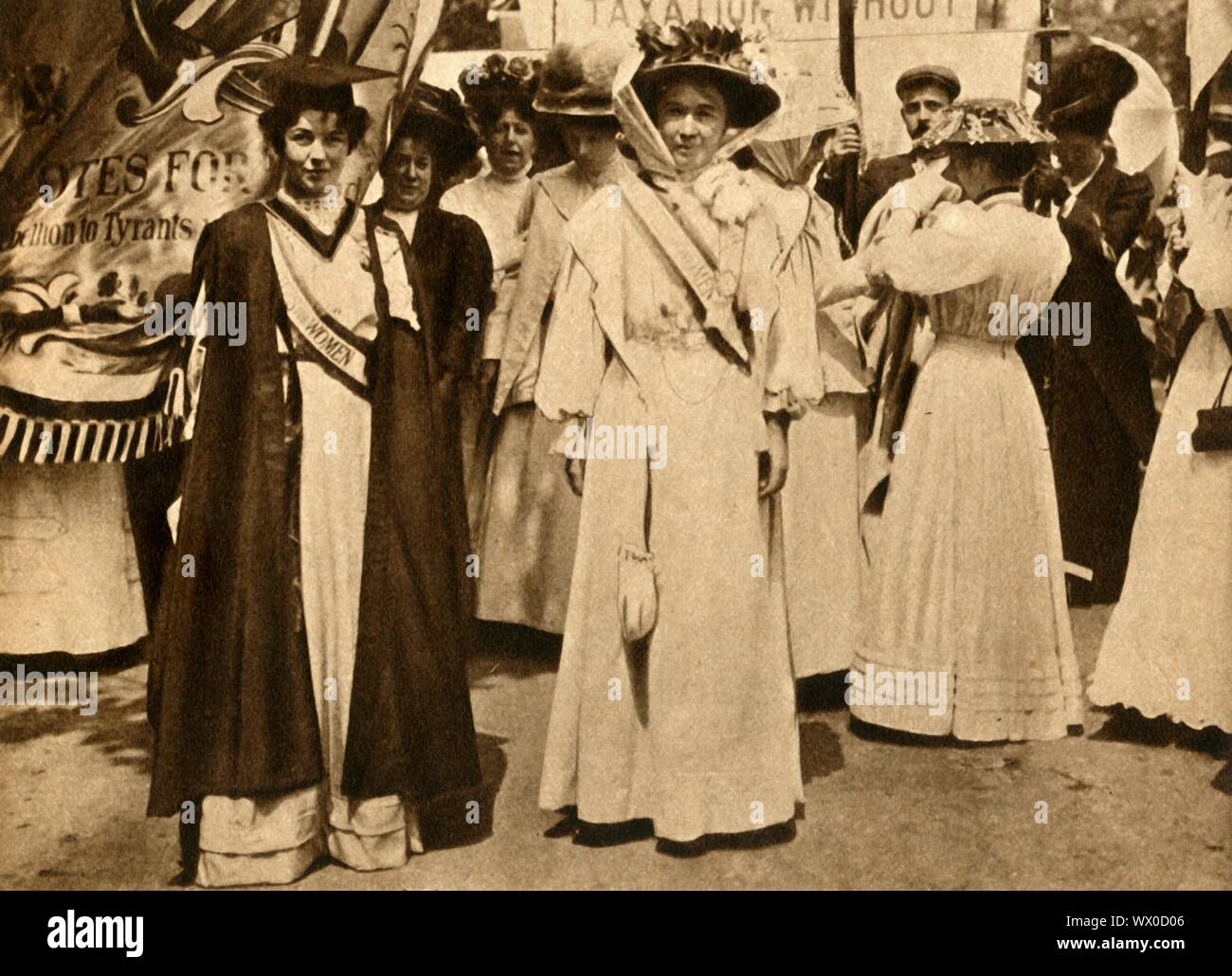 Christabel Pankhurst e Emmeline Pethick-Lawrence, Hyde Park, Londra, 21 giugno 1908, (1933). Suffragio britannico gli attivisti Christabel Pankhurst (1880-1958) e Emmeline Pethick-Lawrence (1867-1954) in un rally su "Donne di domenica dell'. Suffragettes protestato attraverso l'azione diretta e di disobbedienza civile, ottenendo suffragio parziale nel 1918. Non è stato fino al 1928 che tutte le donne gainied infine il diritto di voto. Da "il corteo del secolo". [Odhams Press Ltd, 1933] Foto Stock
