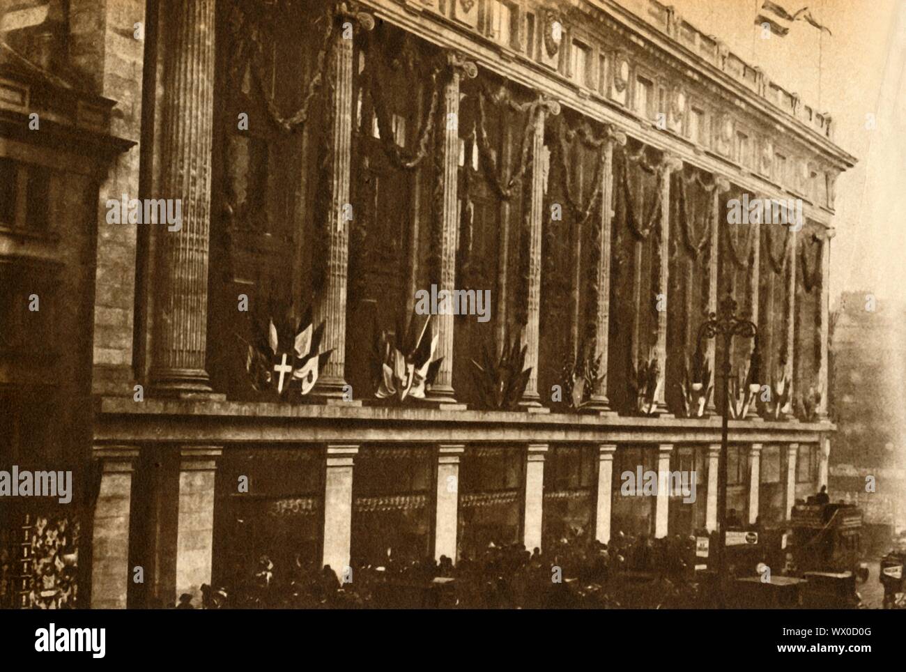 "L'apertura di Selfridge's", 1909, (1933). Vista di Selfridge's department store in Oxford Street, Londra. Il negozio, fondata da Harry Gordon Selfridge e progettato da Daniel Burnham di Chicago, aperto nel Marzo 1909. Da "il corteo del secolo". [Odhams Press Ltd, 1933] Foto Stock