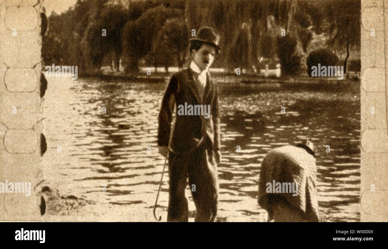 Charlie Chaplin, 1914, (1933). Attore britannico, produttore, scrittore e regista Charlie Chaplin (1889-1977) in una ancora dal film muto commedia "ricreazione", (1914). Da "il corteo del secolo". [Odhams Press Ltd, 1933] Foto Stock