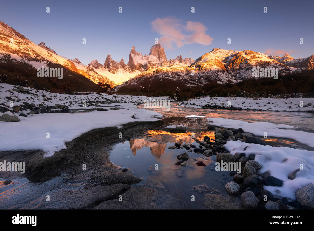 La gamma della montagna con Cerro Fitz Roy riflessa, parco nazionale Los Glaciares, Sito Patrimonio Mondiale dell'UNESCO, El Chalten, Patagonia, Argentina Foto Stock