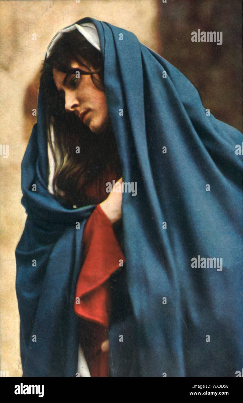 Maria, 1922. Martha Veit come la Vergine Maria in Oberammergau Passion Play. Il gioco viene eseguito ogni dieci anni, su open-air stadi, dagli abitanti del villaggio di Oberammergau in Baviera, Germania. Andata in scena per la prima volta nel 1634, il gioco racconta la storia della passione di Gesù, che culmina nella sua crocifissione. La manifestazione è diventata un'attrazione turistica, con un pubblico proveniente da tutto il mondo. Cartolina ufficiale del 1922 Oberammergau Passion Play. [F. Bruckmann, Monaco di Baviera, Germania, 1922] Foto Stock