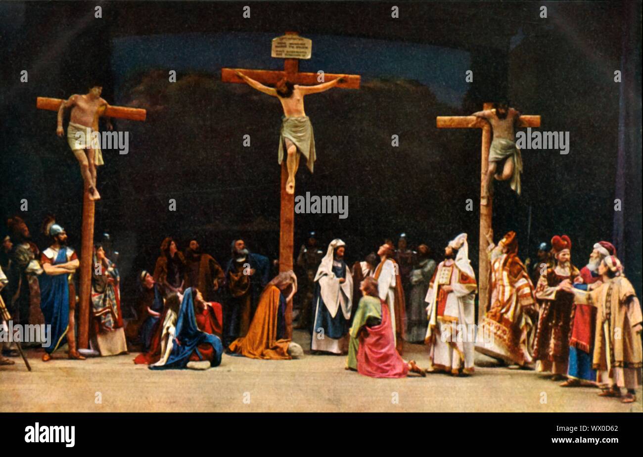 La Crocifissione, 1922. I giocatori in Oberammergau Passion Play. Il gioco viene eseguito ogni dieci anni, su open-air stadi, dagli abitanti del villaggio di Oberammergau in Baviera, Germania. Andata in scena per la prima volta nel 1634, il gioco racconta la storia della passione di Gesù, che culmina nella sua crocifissione. La manifestazione è diventata un'attrazione turistica, con un pubblico proveniente da tutto il mondo. Cartolina ufficiale del 1922 Oberammergau Passion Play. [F. Bruckmann, Monaco di Baviera, Germania, 1922] Foto Stock