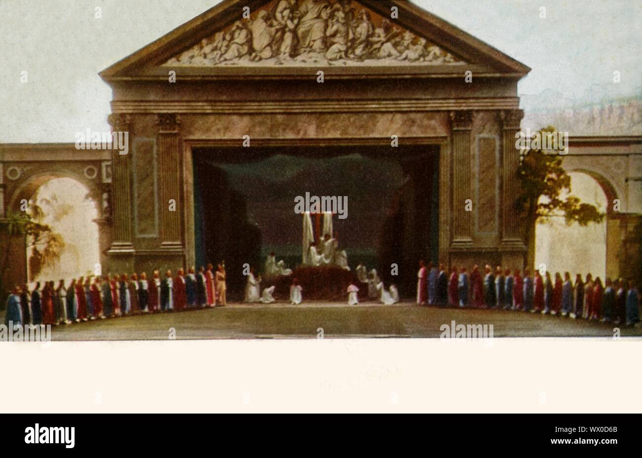 La venerazione della Croce con coro, 1922. I giocatori sul palco a Oberammergau Passion Play. Il gioco viene eseguito ogni dieci anni, su open-air stadi, dagli abitanti del villaggio di Oberammergau in Baviera, Germania. Andata in scena per la prima volta nel 1634, il gioco racconta la storia della passione di Gesù, che culmina nella sua crocifissione. La manifestazione è diventata un'attrazione turistica, con un pubblico proveniente da tutto il mondo. Cartolina ufficiale del 1922 Oberammergau Passion Play. [F. Bruckmann, Monaco di Baviera, Germania, 1922] Foto Stock