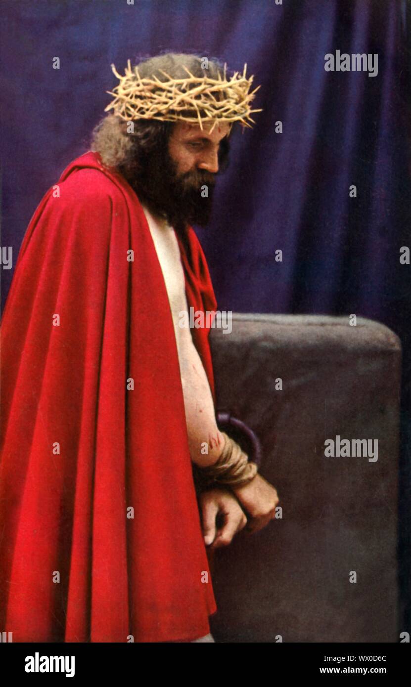 La Flagellazione di Cristo, 1922. Anton Lang, un giocatore in Oberammergau Passion Play, come Gesù durante la flagellazione. Il gioco viene eseguito ogni dieci anni, su open-air stadi, dagli abitanti del villaggio di Oberammergau in Baviera, Germania. Andata in scena per la prima volta nel 1634, il gioco racconta la storia della passione di Gesù, che culmina nella sua crocifissione. La manifestazione è diventata un'attrazione turistica, con un pubblico proveniente da tutto il mondo. Cartolina ufficiale del 1922 Oberammergau Passion Play. [F. Bruckmann, Monaco di Baviera, Germania, 1922] Foto Stock