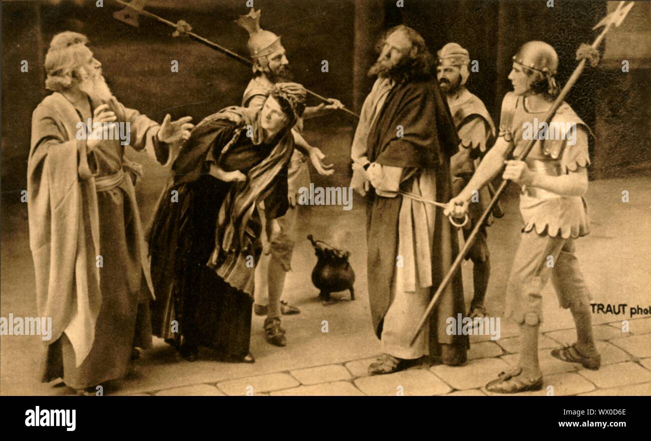 La riunione dopo la negazione, 1922. San Pietro (Andreas Lang) nega Gesù (Anton Lang) tre volte e poi si pente: i giocatori in Oberammergau Passion Play. Il gioco viene eseguito ogni dieci anni, su open-air stadi, dagli abitanti del villaggio di Oberammergau in Baviera, Germania. Andata in scena per la prima volta nel 1634, il gioco racconta la storia della passione di Gesù, che culmina nella sua crocifissione. La manifestazione è diventata un'attrazione turistica, con un pubblico proveniente da tutto il mondo. Cartolina ufficiale del 1922 Oberammergau Passion Play. [F. Bruckmann, Monaco di Baviera, Germania, 1922] Foto Stock