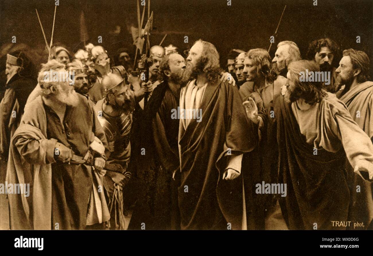 Giuda tradisce il suo maestro, 1922. Giuda (Guido Mayr) tradisce Gesù (Anton Lang): i giocatori in Oberammergau Passion Play. Il gioco viene eseguito ogni dieci anni, su open-air stadi, dagli abitanti del villaggio di Oberammergau in Baviera, Germania. Andata in scena per la prima volta nel 1634, il gioco racconta la storia della passione di Gesù, che culmina nella sua crocifissione. La manifestazione è diventata un'attrazione turistica, con un pubblico proveniente da tutto il mondo. Cartolina ufficiale del 1922 Oberammergau Passion Play. [F. Bruckmann, Monaco di Baviera, Germania, 1922] Foto Stock