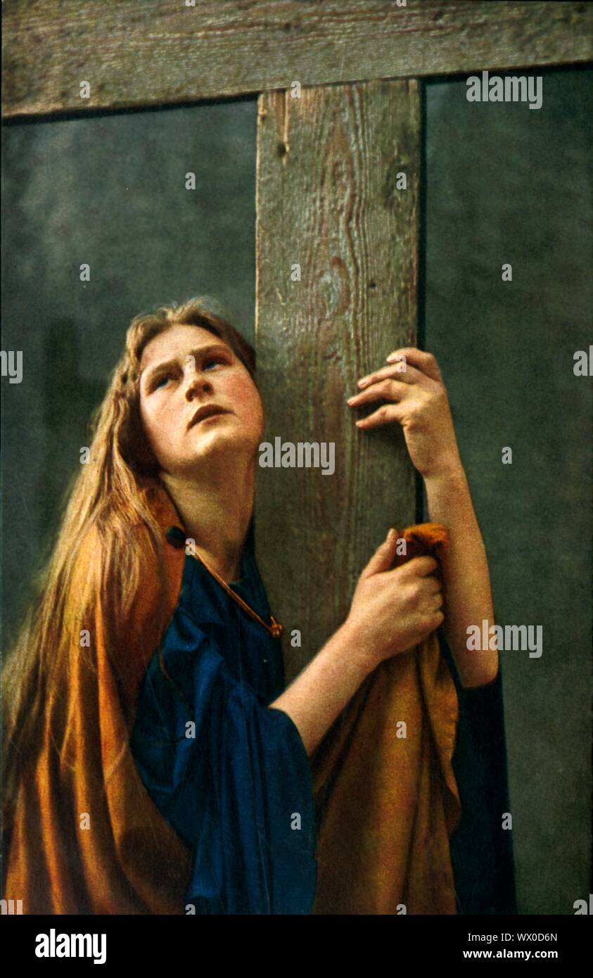 La Maddalena, 1922. Paula Rendl come Maria Maddalena in Oberammergau Passion Play. Il gioco viene eseguito ogni dieci anni, su open-air stadi, dagli abitanti del villaggio di Oberammergau in Baviera, Germania. Andata in scena per la prima volta nel 1634, il gioco racconta la storia della passione di Gesù, che culmina nella sua crocifissione. La manifestazione è diventata un'attrazione turistica, con un pubblico proveniente da tutto il mondo. Cartolina ufficiale del 1922 Oberammergau Passion Play. [F. Bruckmann, Monaco di Baviera, Germania, 1922] Foto Stock