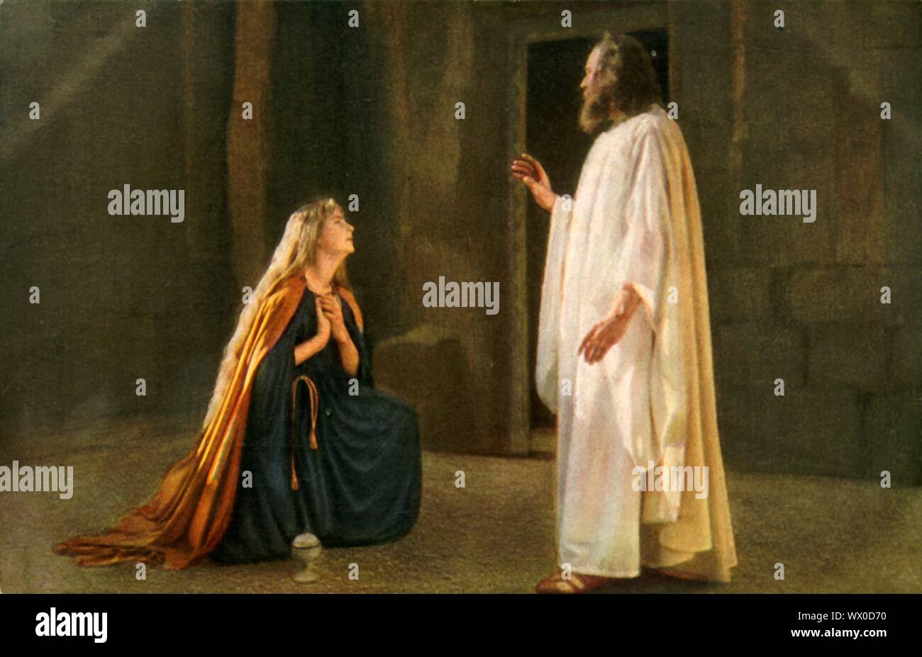Gesù appare a Maria Maddalena, 1922. Maria Maddalena (Paula Rendl) si inginocchia davanti a Gesù (Anton Lang): i giocatori in Oberammergau Passion Play. Il gioco viene eseguito ogni dieci anni, su open-air stadi, dagli abitanti del villaggio di Oberammergau in Baviera, Germania. Andata in scena per la prima volta nel 1634, il gioco racconta la storia della passione di Gesù, che culmina nella sua crocifissione. La manifestazione è diventata un'attrazione turistica, con un pubblico proveniente da tutto il mondo. Cartolina ufficiale del 1922 Oberammergau Passion Play. [F. Bruckmann, Monaco di Baviera, Germania, 1922] Foto Stock