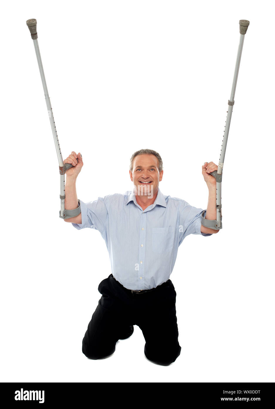 Uomo più anziano ringraziando Dio mentre di riprendersi dal pregiudizio subito. Seduto sul pavimento e guardando verso l'alto Foto Stock