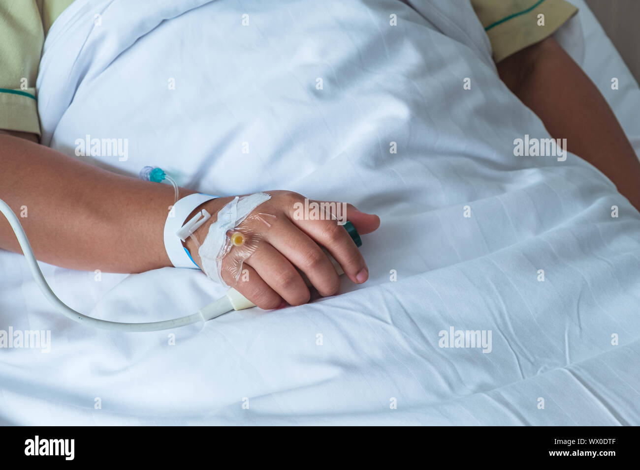 Paziente in ospedale in letto con pulsante di arresto di emergenza chiudere fino Foto Stock