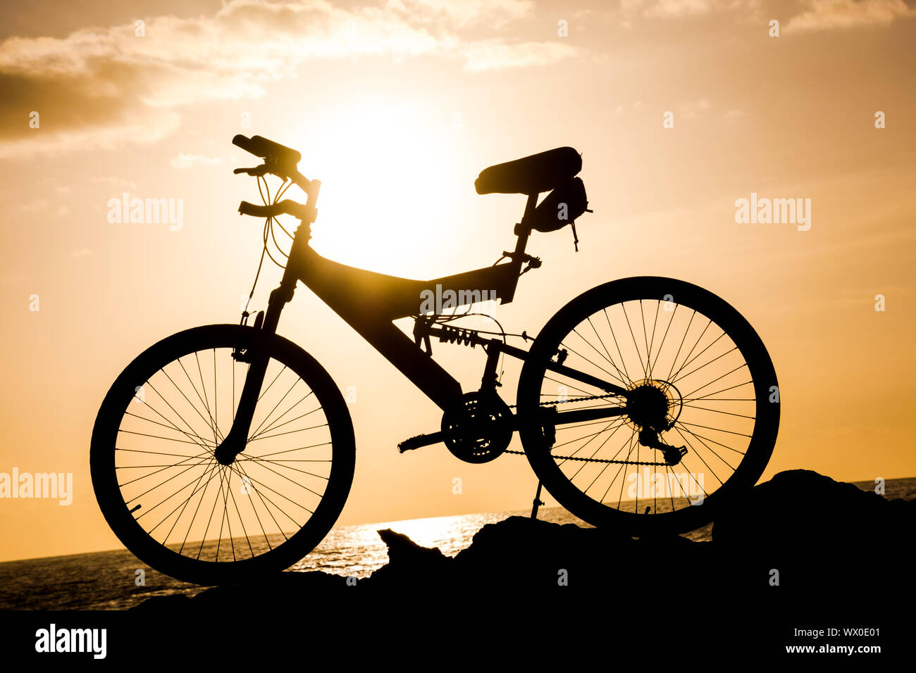 Immagine di una Mountain Bike Silhouette al tramonto Foto Stock