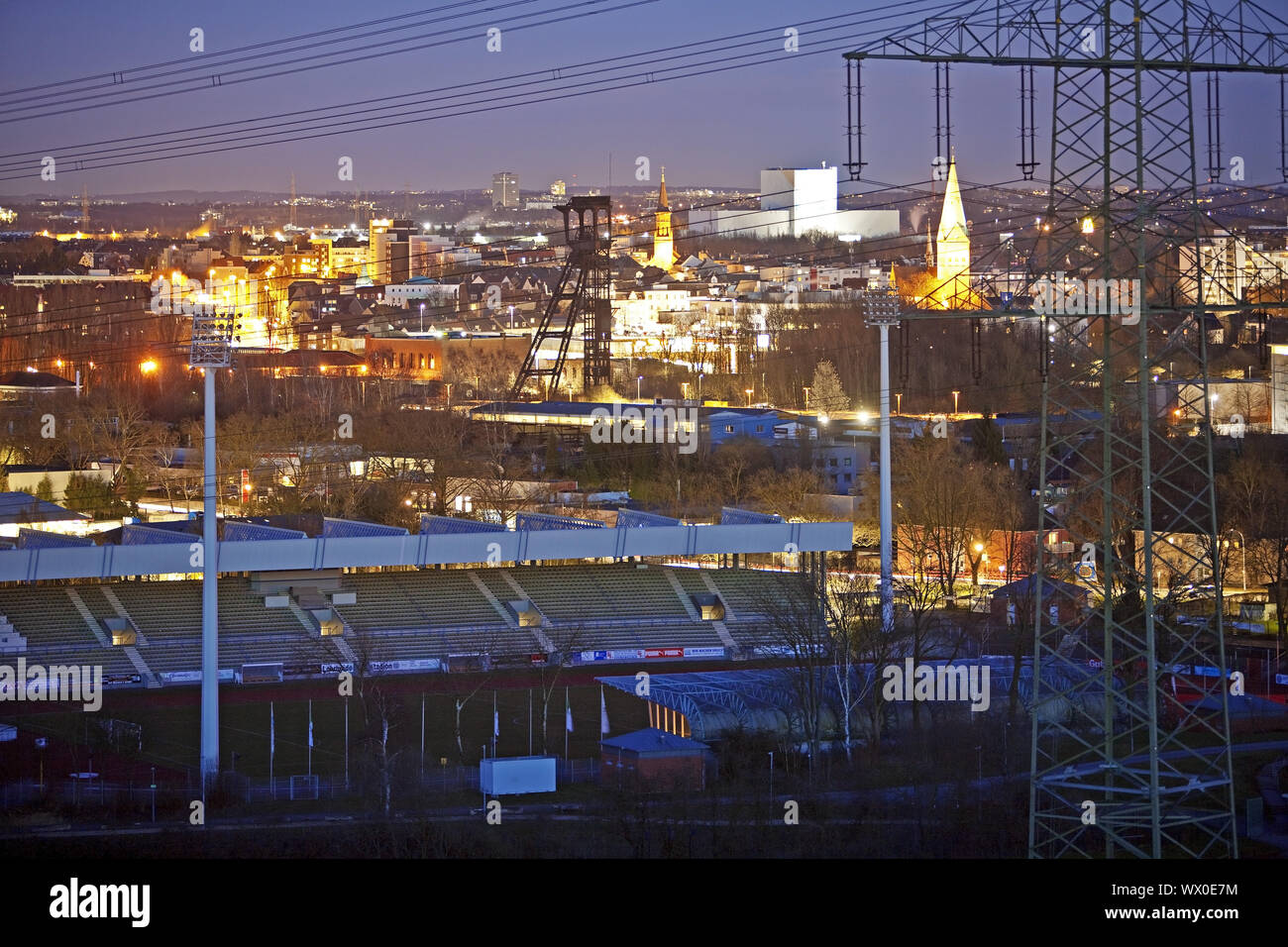 Vista di Wattenscheid in serata, zona della Ruhr, Renania settentrionale-Vestfalia, Germania, Europa Foto Stock