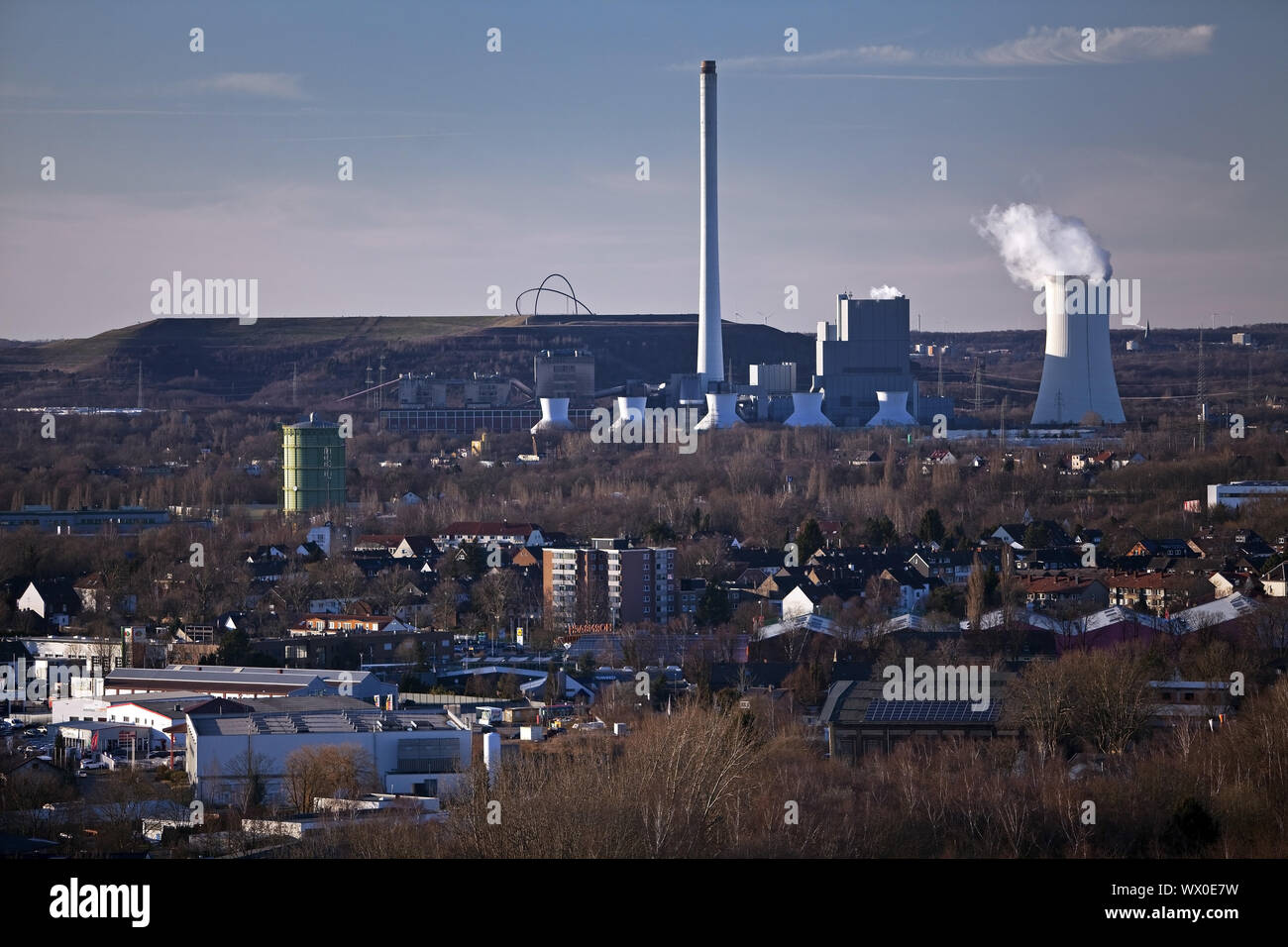 Vista delle centrali elettriche a carbone Herne-Baukau dal Tippelsberg a Bochum, Germania, Europa Foto Stock