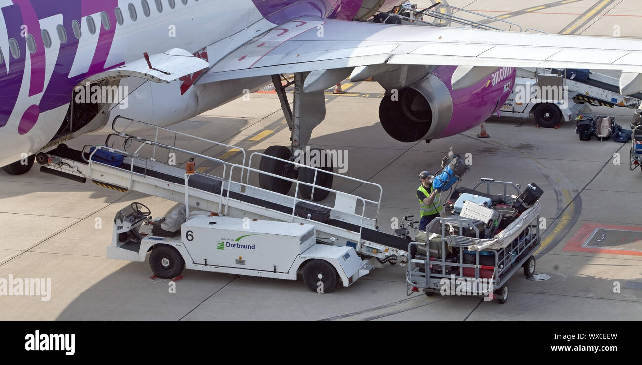 Lo scaricamento dei bagagli sull'aeroporto di Dortmund 21, Dortmund, Renania settentrionale-Vestfalia, Germania, Europa Foto Stock