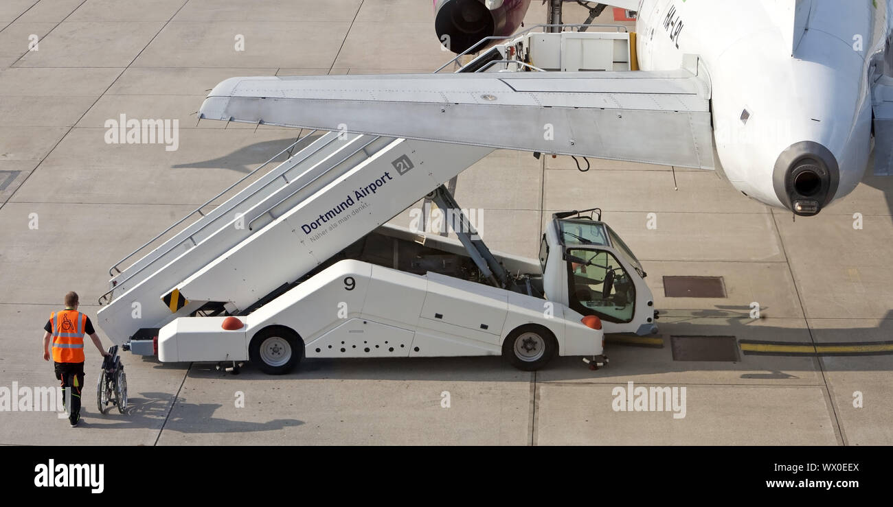 In aereo in posizione parcheggio a Dortmund Airport 21, Dortmund, la zona della Ruhr, Germania, Europa Foto Stock