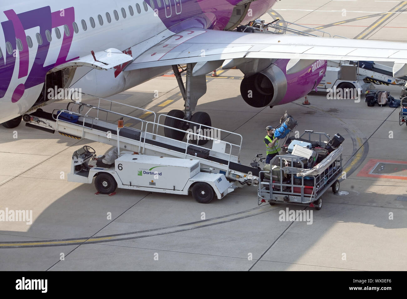 Lo scaricamento dei bagagli sull'aeroporto di Dortmund 21, Dortmund, Renania settentrionale-Vestfalia, Germania, Europa Foto Stock